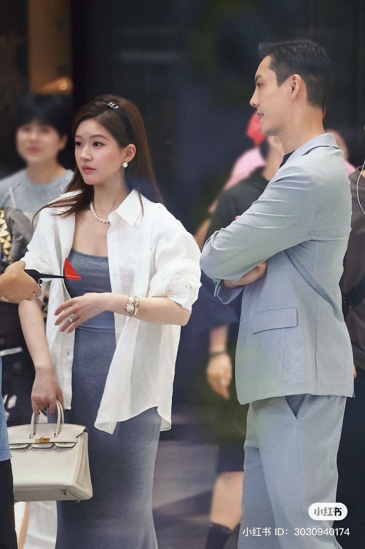 Triệu Lộ Tư kh&ocirc;ng cao nhưng mặc g&igrave; cũng đẹp, đến &aacute;o sơ mi basic cũng "ch&aacute;y h&agrave;ng" theo c&ocirc;- Ảnh 8.