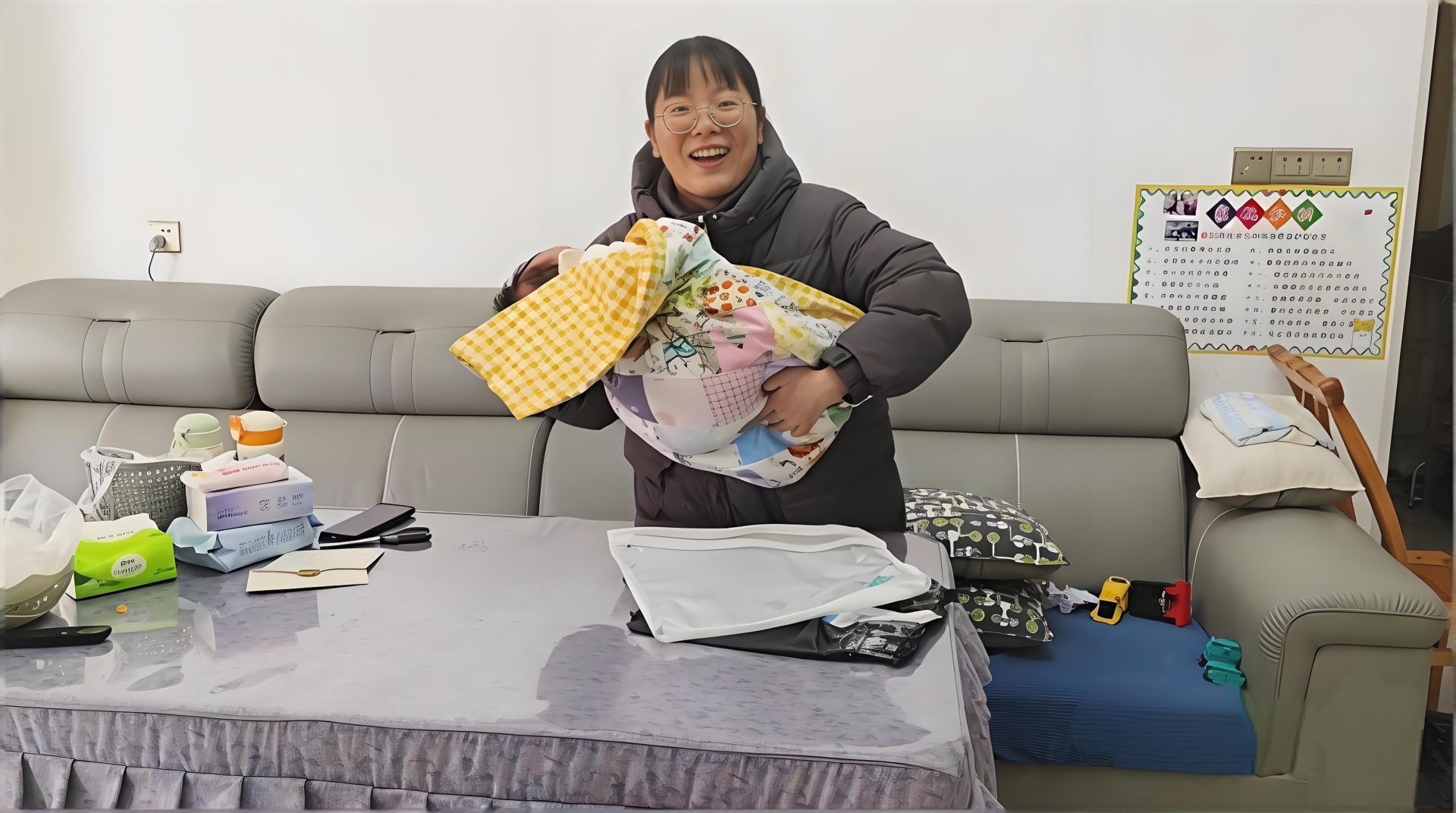 M&oacute;n qu&agrave; "vụng về" của 56 học tr&ograve; cũ khiến c&ocirc; gi&aacute;o ngỡ ng&agrave;ng sau 2 năm ra trường- Ảnh 1.