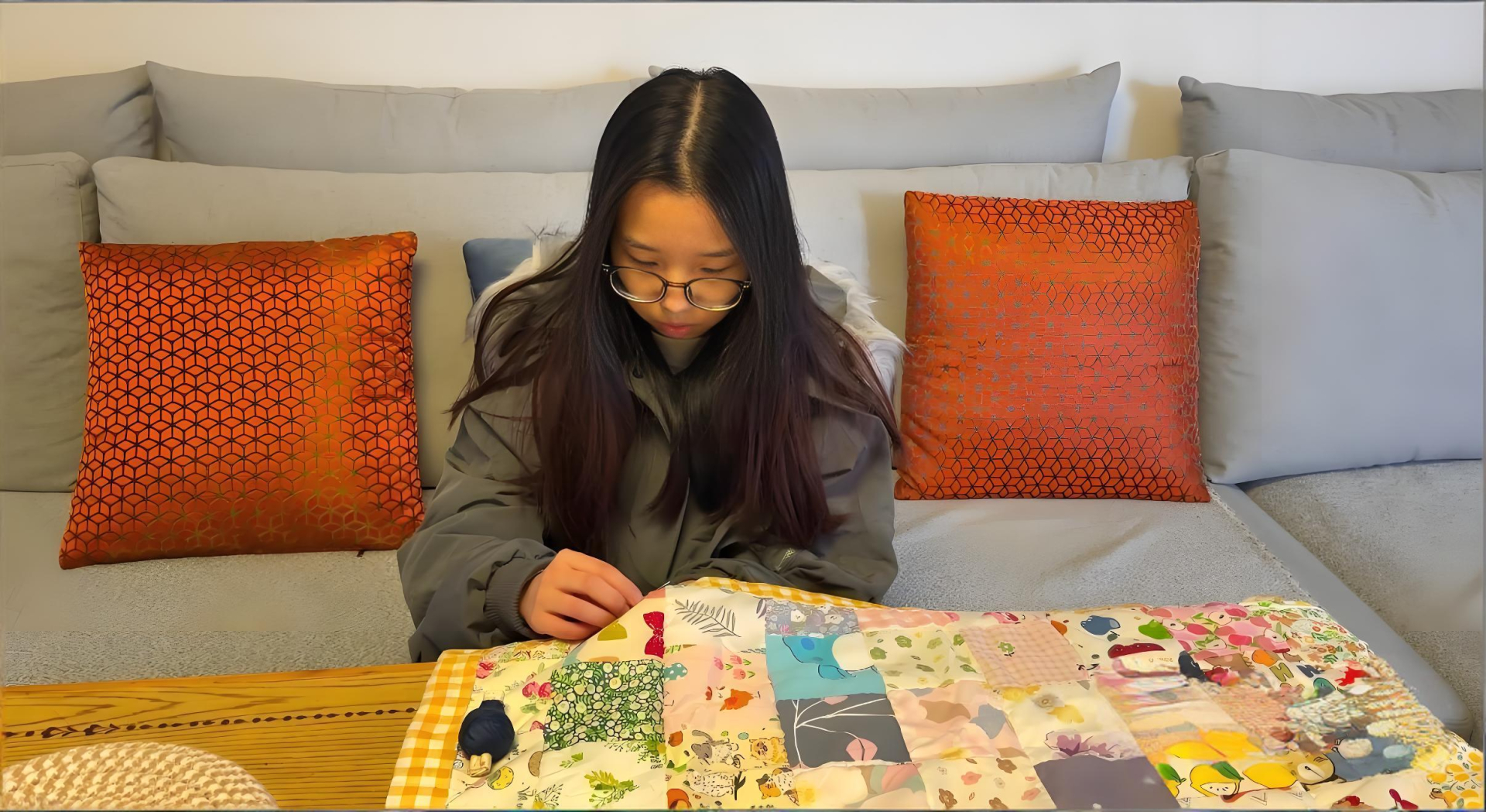 M&oacute;n qu&agrave; "vụng về" của 56 học tr&ograve; cũ khiến c&ocirc; gi&aacute;o ngỡ ng&agrave;ng sau 2 năm ra trường- Ảnh 2.