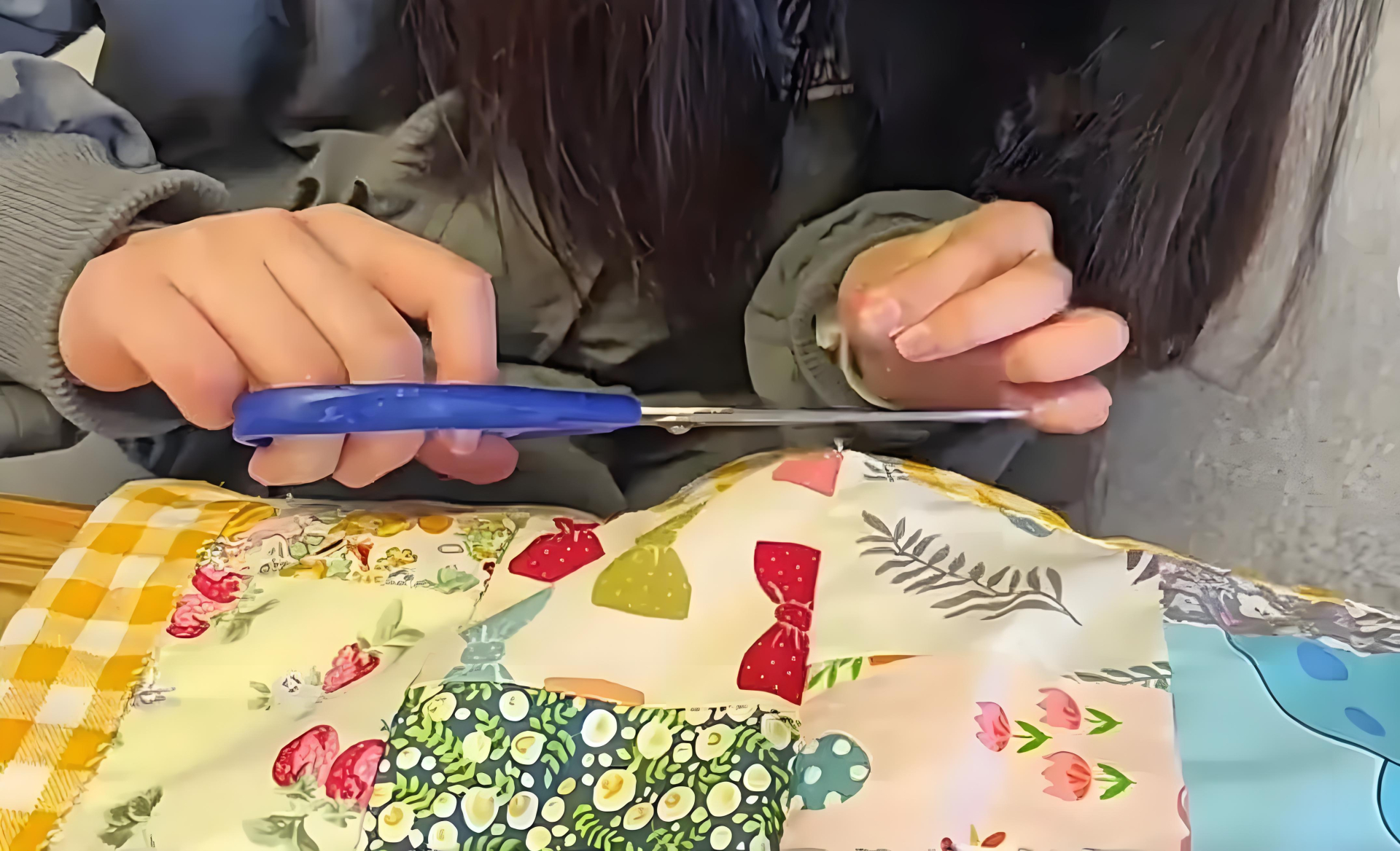 M&oacute;n qu&agrave; "vụng về" của 56 học tr&ograve; cũ khiến c&ocirc; gi&aacute;o ngỡ ng&agrave;ng sau 2 năm ra trường- Ảnh 3.