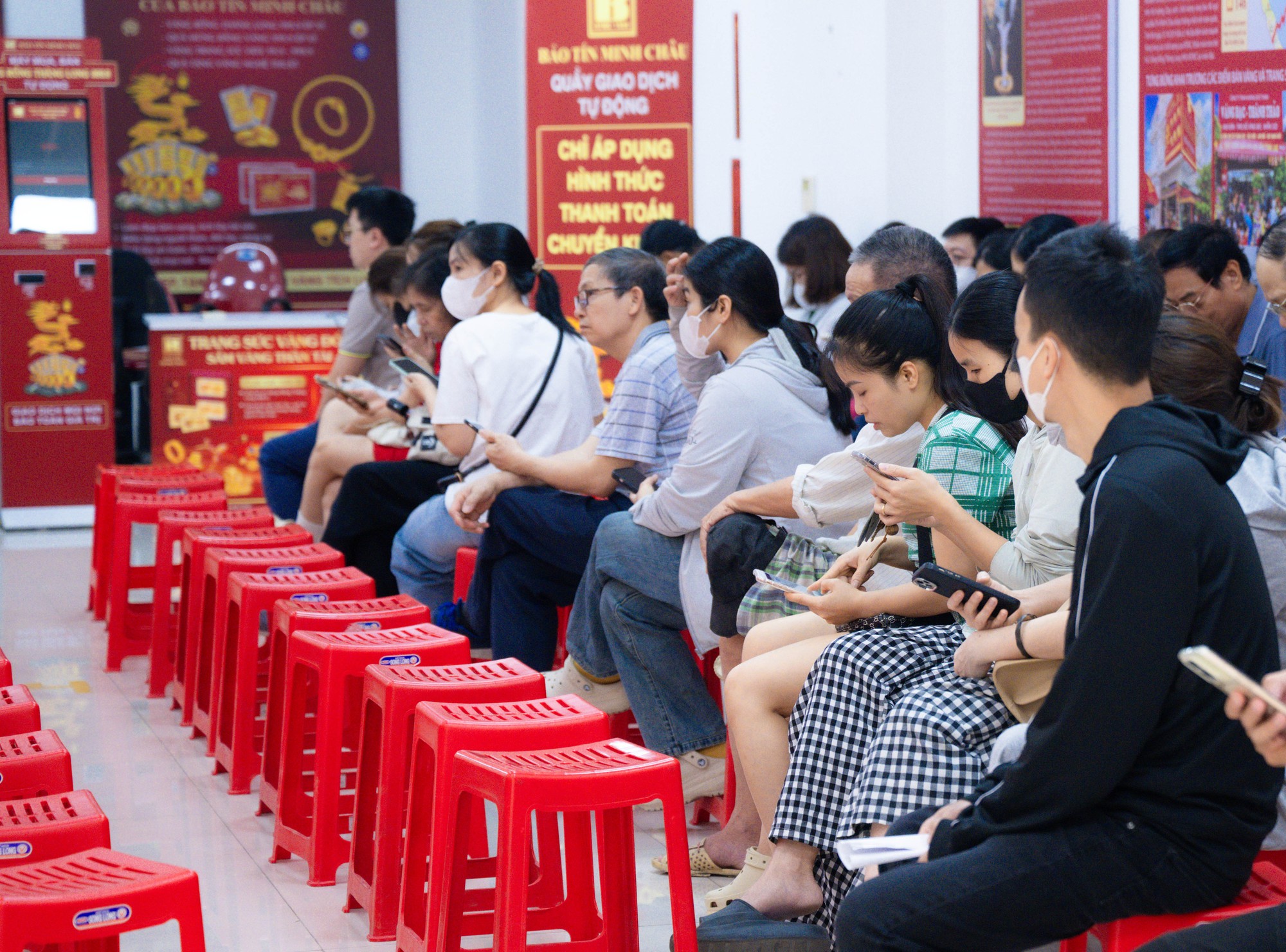 Ảnh, clip: T&igrave;nh h&igrave;nh tại cửa h&agrave;ng Bảo T&iacute;n Minh Ch&acirc;u sau th&ocirc;ng tin khởi tố cựu Tổng gi&aacute;m đốc C&ocirc;ng ty c&ugrave;ng con trai- Ảnh 3.