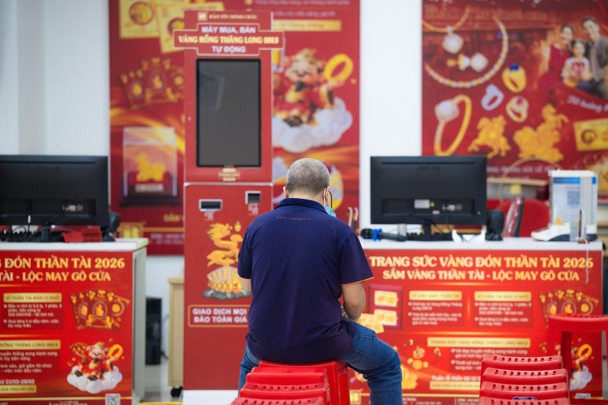 Ảnh, clip: T&igrave;nh h&igrave;nh tại cửa h&agrave;ng Bảo T&iacute;n Minh Ch&acirc;u sau th&ocirc;ng tin khởi tố cựu Tổng gi&aacute;m đốc C&ocirc;ng ty c&ugrave;ng con trai- Ảnh 2.