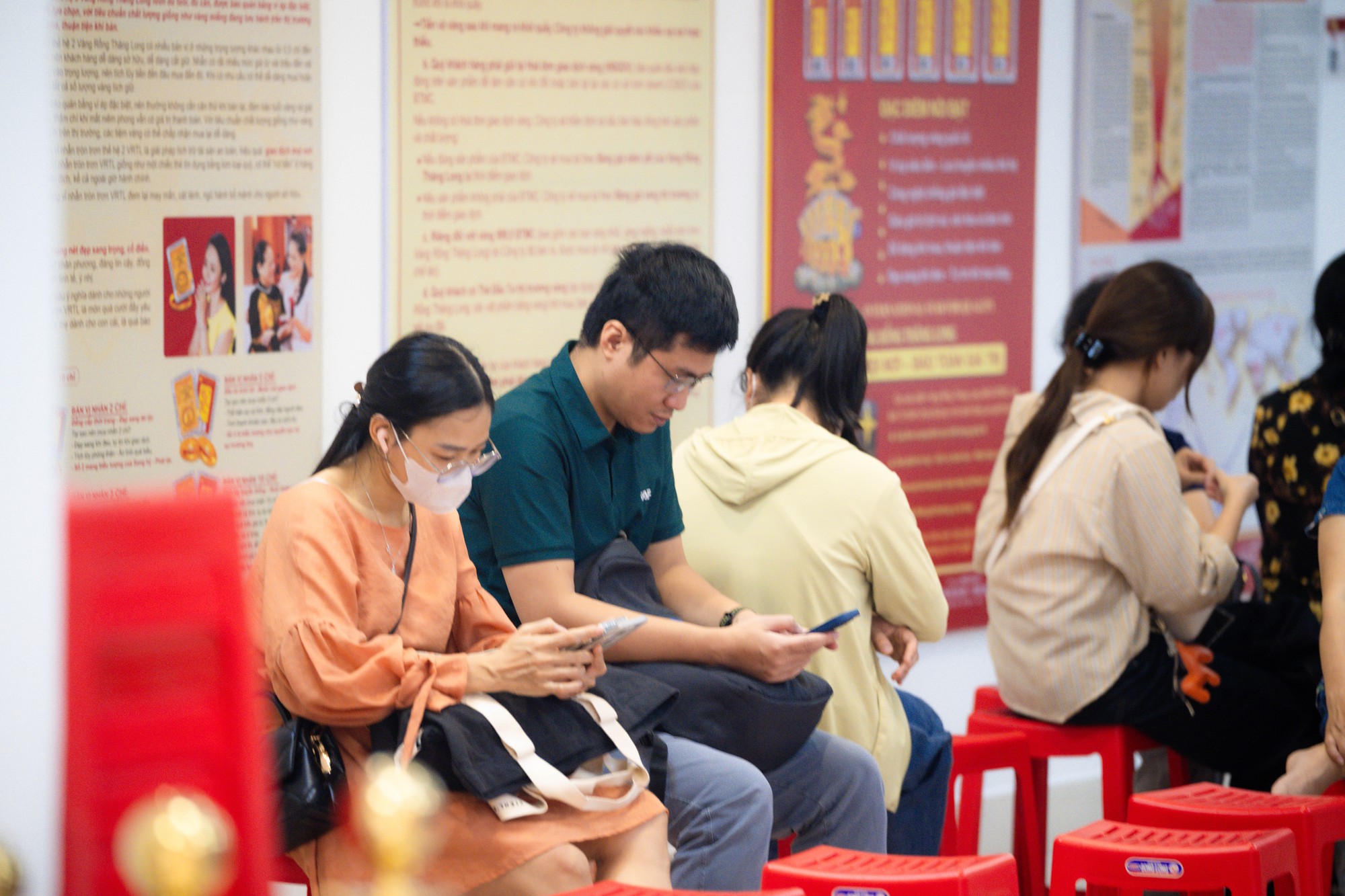 Ảnh, clip: T&igrave;nh h&igrave;nh tại cửa h&agrave;ng Bảo T&iacute;n Minh Ch&acirc;u sau th&ocirc;ng tin khởi tố cựu Tổng gi&aacute;m đốc C&ocirc;ng ty c&ugrave;ng con trai- Ảnh 7.