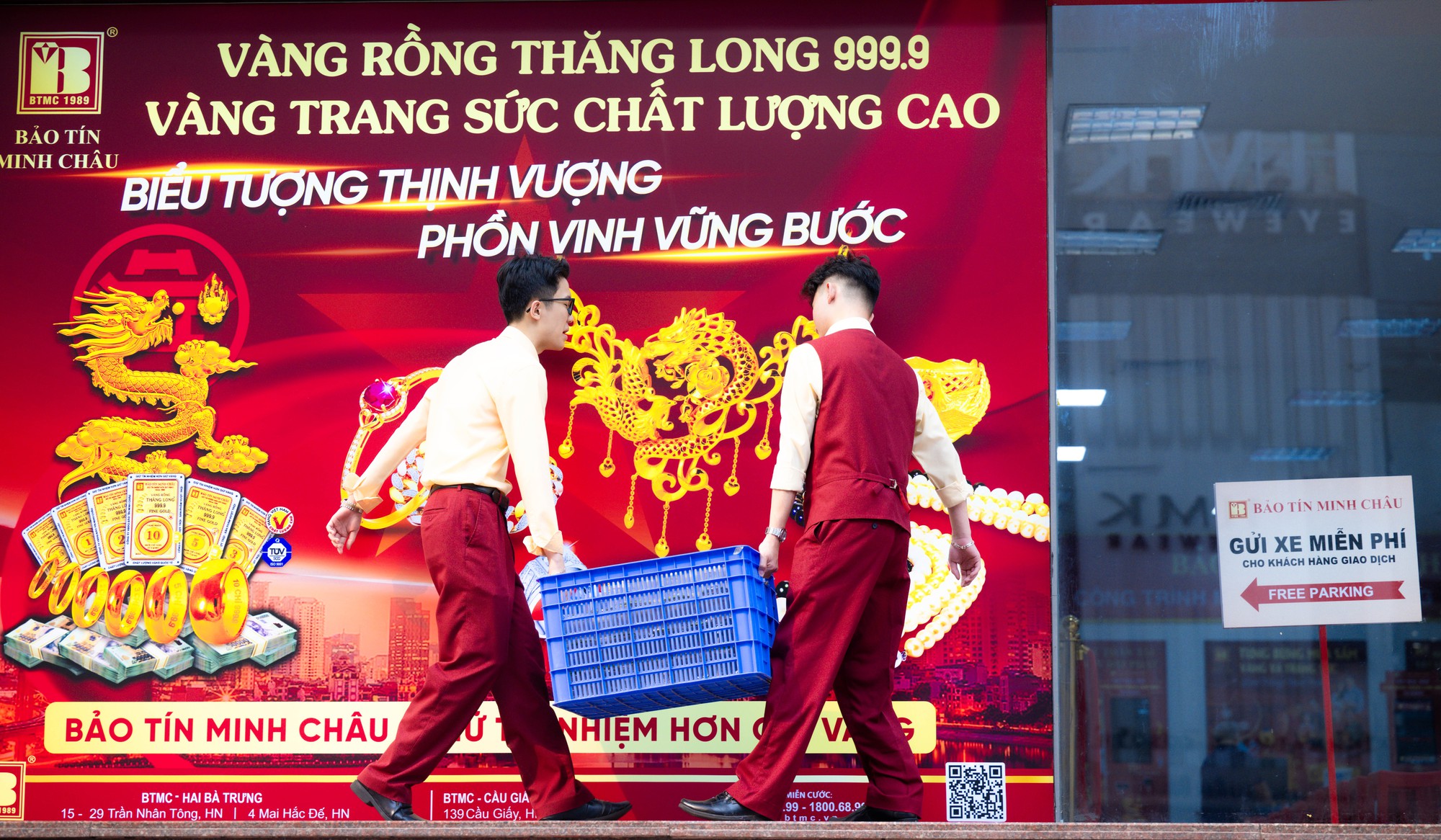 Ảnh, clip: T&igrave;nh h&igrave;nh tại cửa h&agrave;ng Bảo T&iacute;n Minh Ch&acirc;u sau th&ocirc;ng tin khởi tố cựu Tổng gi&aacute;m đốc C&ocirc;ng ty c&ugrave;ng con trai- Ảnh 1.