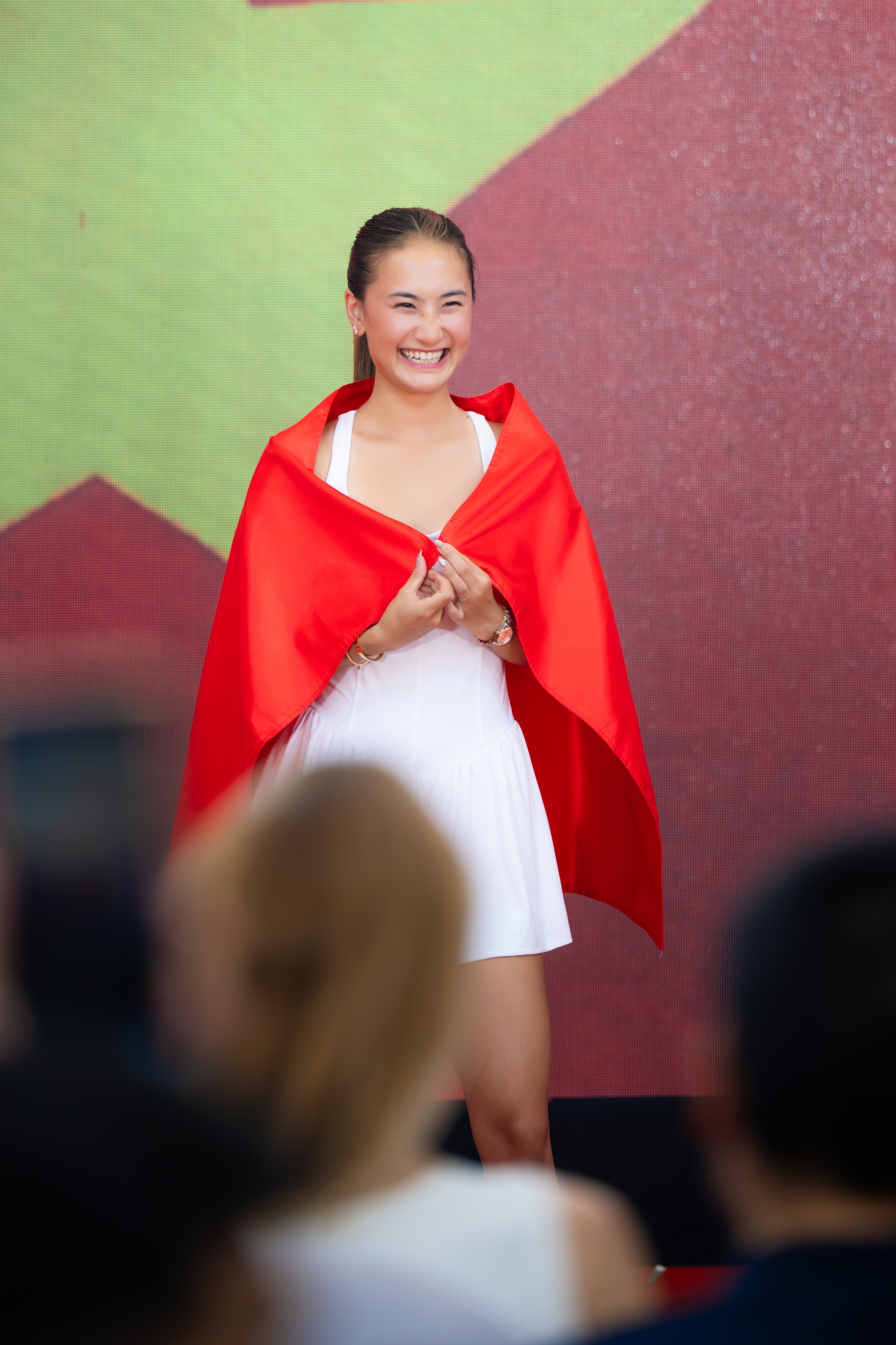 Cận cảnh visual xinh đẹp của "c&ocirc;ng ch&uacute;a pickleball" Alix Trương khi kho&aacute;c cờ Việt Nam đầy tự h&agrave;o- Ảnh 3.