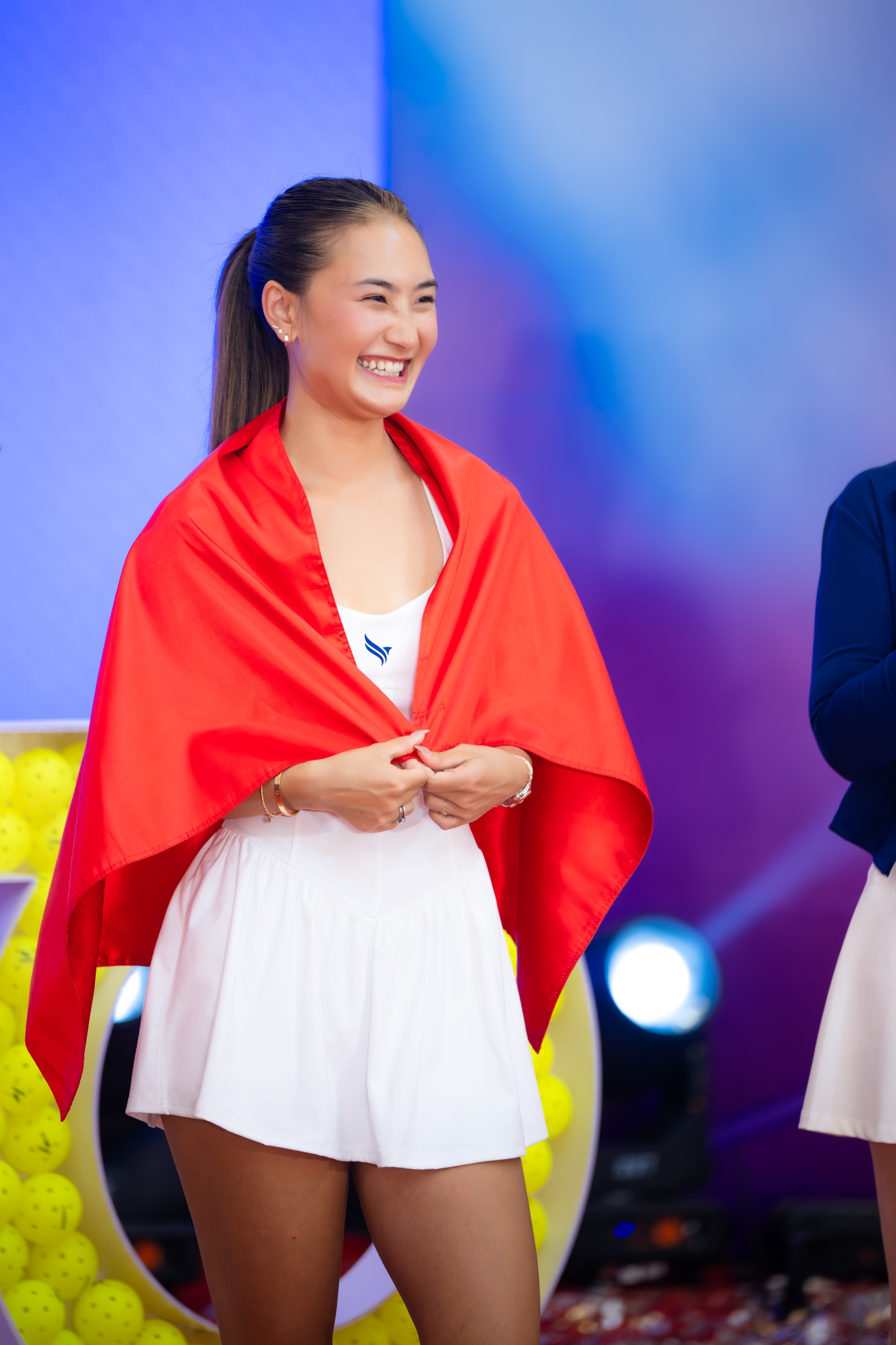 Cận cảnh visual xinh đẹp của "c&ocirc;ng ch&uacute;a pickleball" Alix Trương khi kho&aacute;c cờ Việt Nam đầy tự h&agrave;o- Ảnh 5.