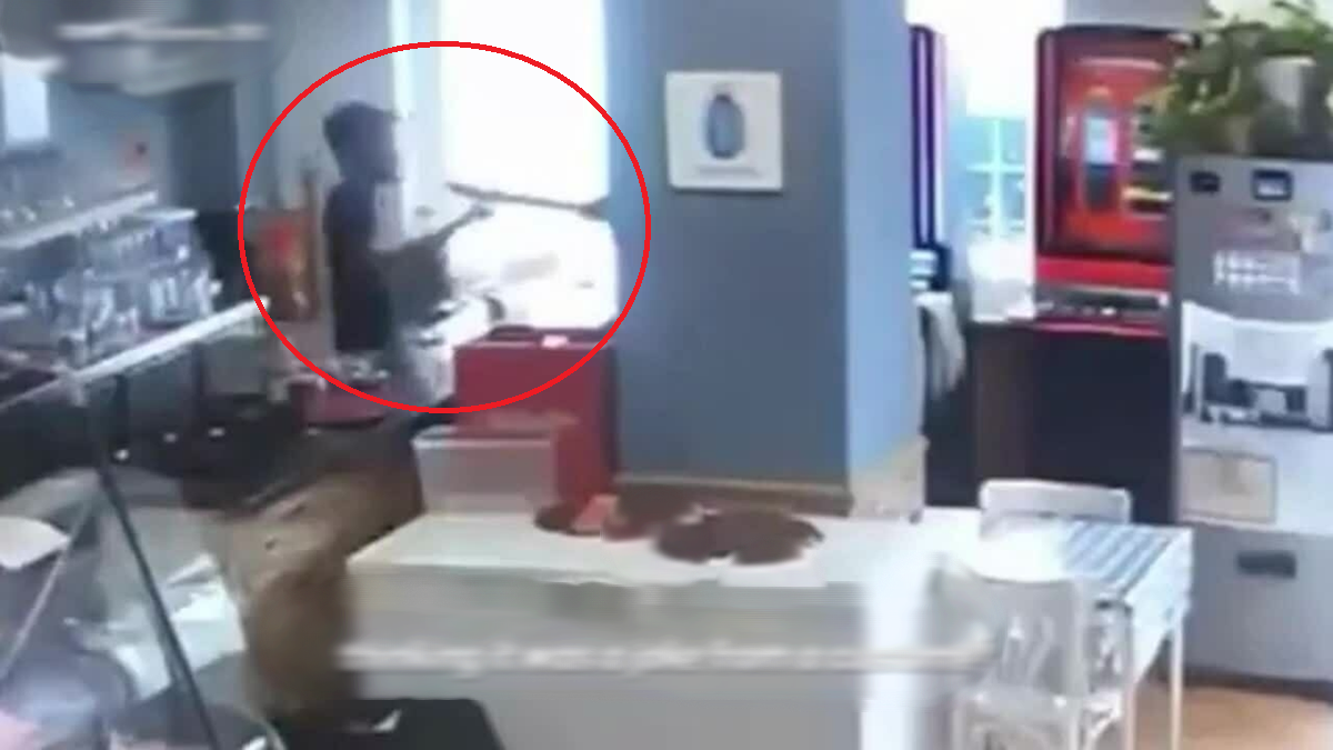 Cầm dao x&ocirc;ng v&agrave;o qu&aacute;n bar, t&ecirc;n cướp h&eacute;t l&ecirc;n "đưa tiền đ&acirc;y" v&agrave; c&aacute;i kết bất ngờ - Ảnh 1.