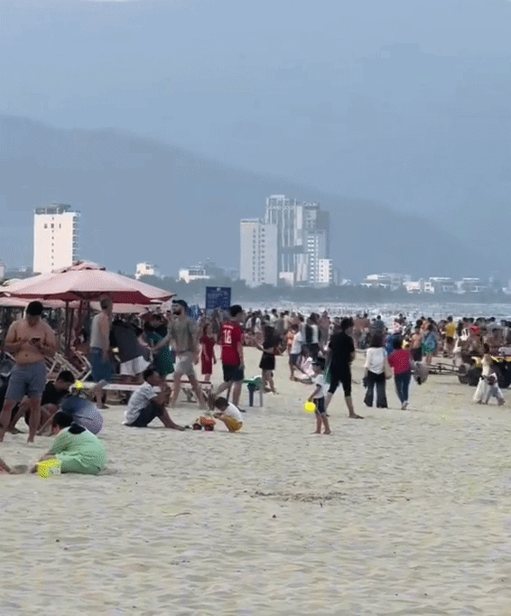 Cảnh tượng hiếm xảy ra ngay đầu tháng 4 ở Đà Nẵng - Ảnh 1.