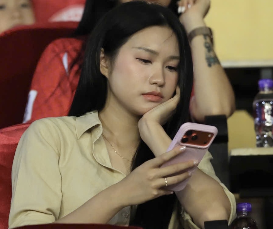 Doãn Hải My đọ sắc với Chu Thanh Huyền trên khán đài Hàng Đẫy- Ảnh 1. Doãn Hải My đọ sắc với Chu Thanh Huyền trên khán đài Hàng Đẫy- Ảnh 1.