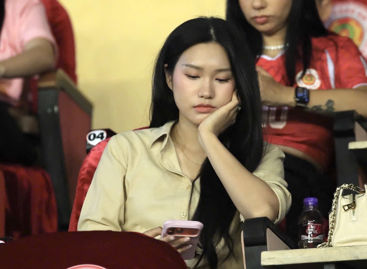Doãn Hải My đọ sắc với Chu Thanh Huyền trên khán đài Hàng Đẫy- Ảnh 2. Doãn Hải My đọ sắc với Chu Thanh Huyền trên khán đài Hàng Đẫy- Ảnh 2.
