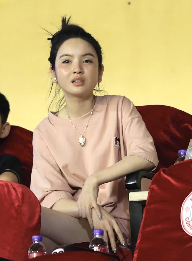 Doãn Hải My đọ sắc với Chu Thanh Huyền trên khán đài Hàng Đẫy- Ảnh 5. Doãn Hải My đọ sắc với Chu Thanh Huyền trên khán đài Hàng Đẫy- Ảnh 5.
