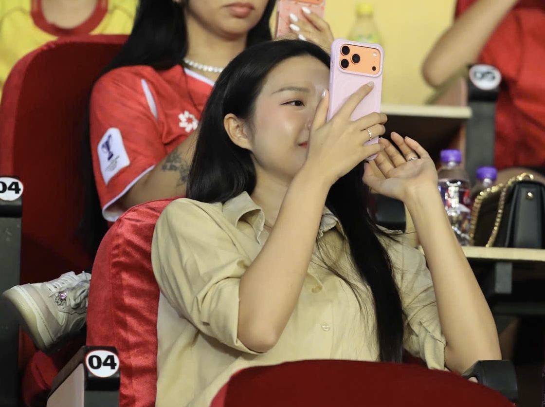 Doãn Hải My đọ sắc với Chu Thanh Huyền trên khán đài Hàng Đẫy- Ảnh 3. Doãn Hải My đọ sắc với Chu Thanh Huyền trên khán đài Hàng Đẫy- Ảnh 3.