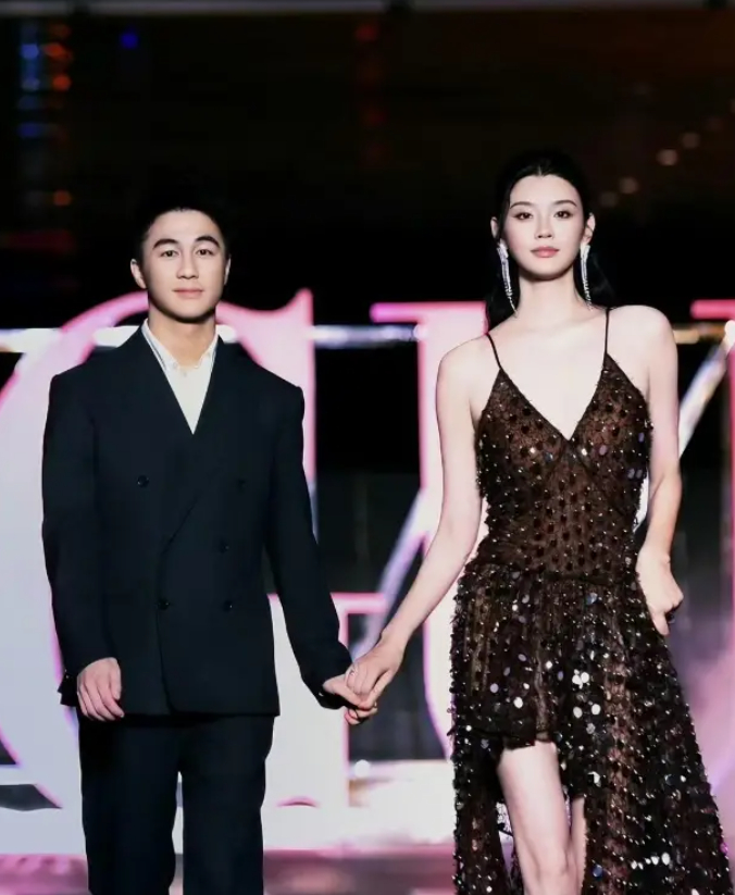 S&oacute;ng gi&oacute; h&ocirc;n nh&acirc;n của thi&ecirc;n thần nội y Hề Mộng Dao v&agrave; cậu ấm gia tộc "tr&ugrave;m s&ograve;ng bạc"- Ảnh 1.