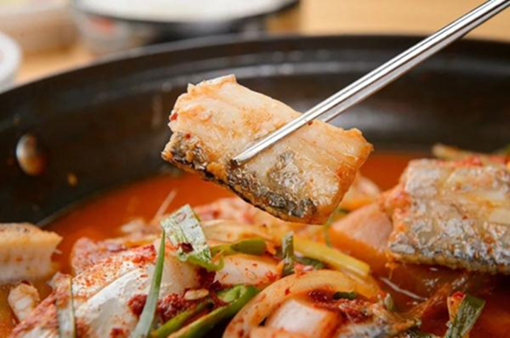 Loại c&aacute; gi&aacute; rẻ, &iacute;t cholesterol, gi&agrave;u đạm, dễ ăn cho cả người gi&agrave; lẫn trẻ nhỏ, đi chợ dễ t&igrave;m m&agrave; người Việt lại &iacute;t ăn- Ảnh 2.