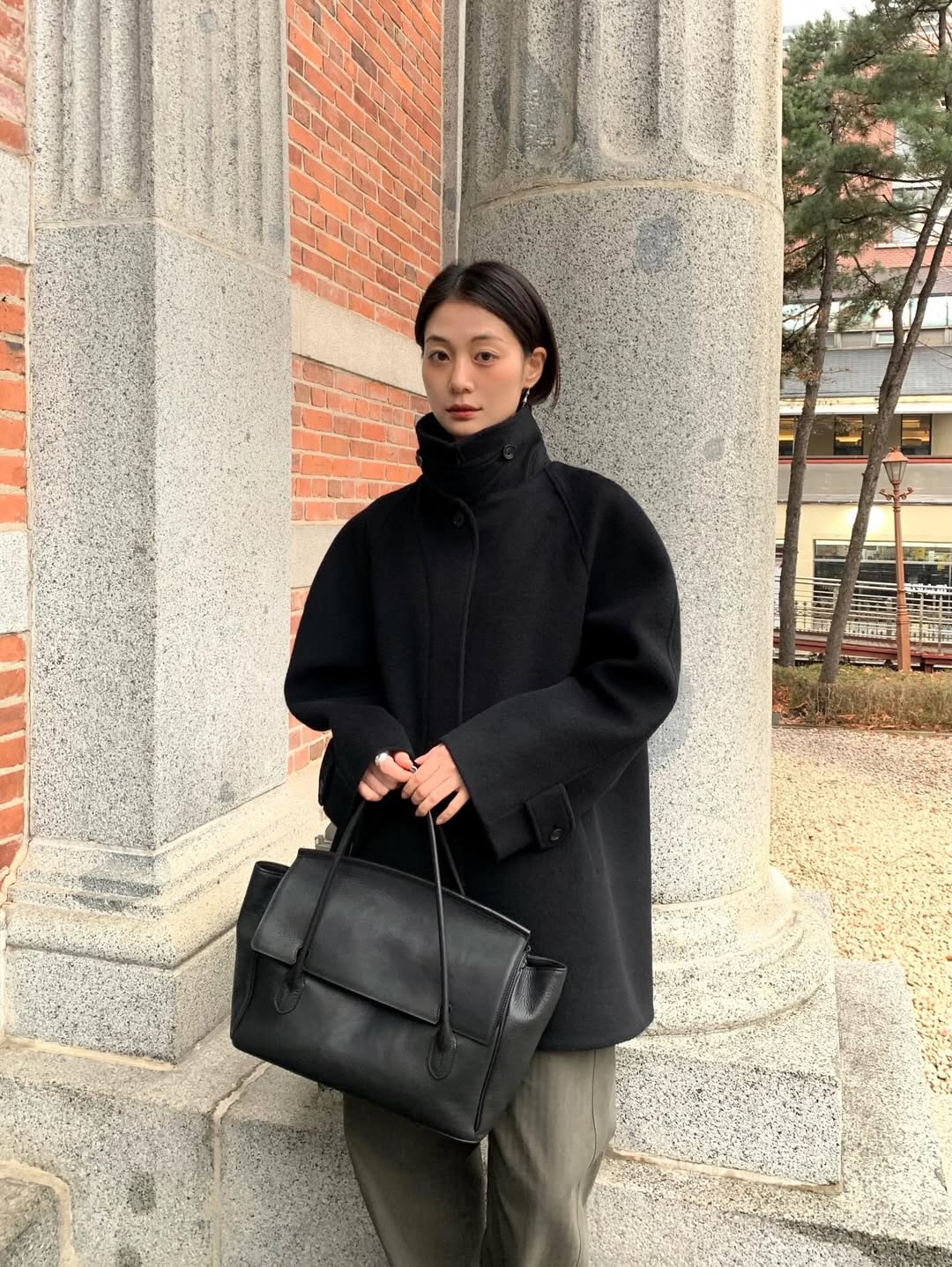 Qu&ecirc;n t&uacute;i hiệu ch&oacute;i lọi đi, 2026 l&agrave; năm của những chiếc t&uacute;i đen "giấu t&ecirc;n" nhưng nh&igrave;n l&agrave; biết người c&oacute; gu!- Ảnh 7.