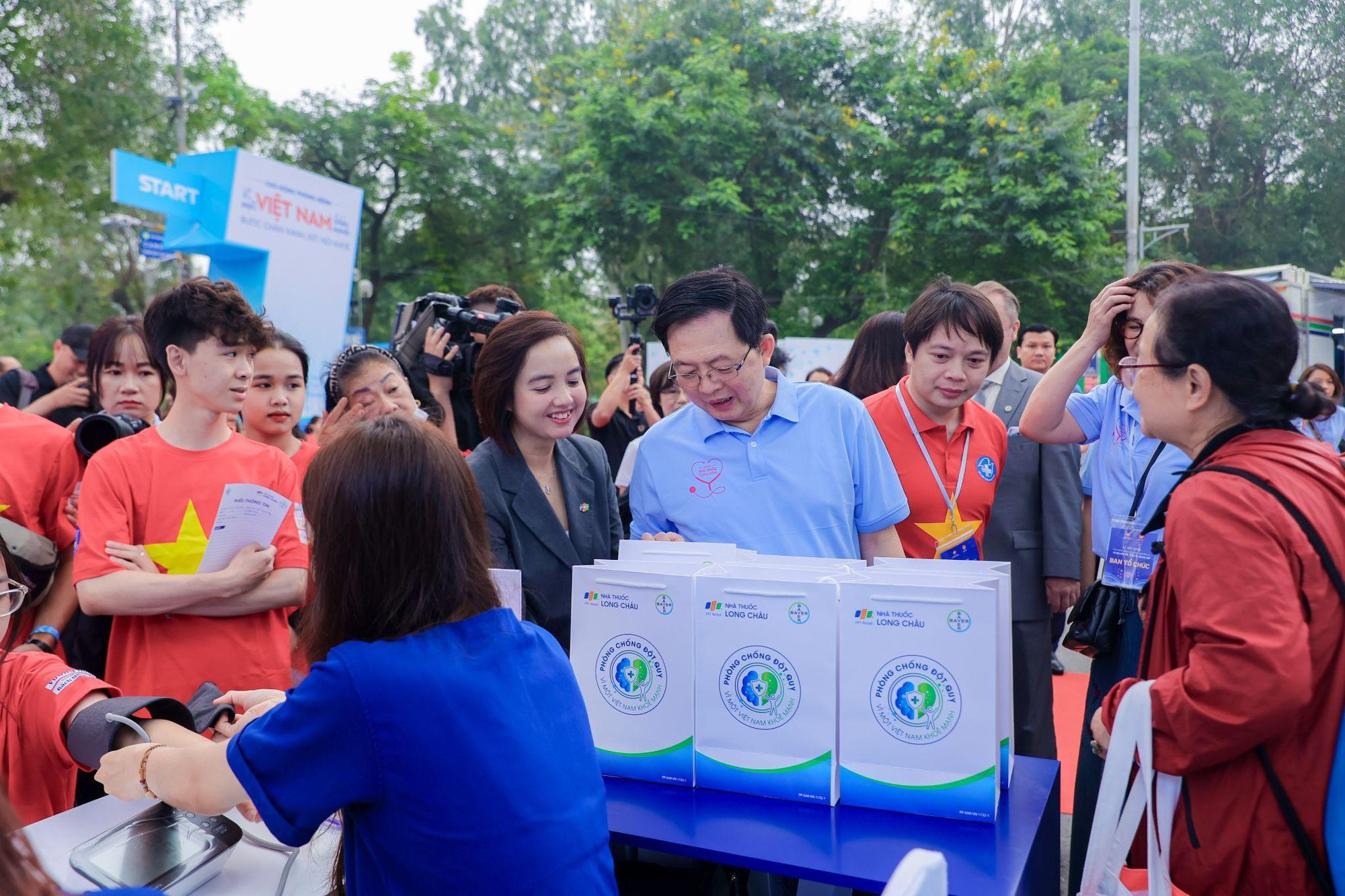 Long Ch&acirc;u, Bayer v&agrave; OMRON hợp lực triển khai tầm so&aacute;t rung nhĩ, ph&ograve;ng đột quỵ tr&ecirc;n diện rộng- Ảnh 2.