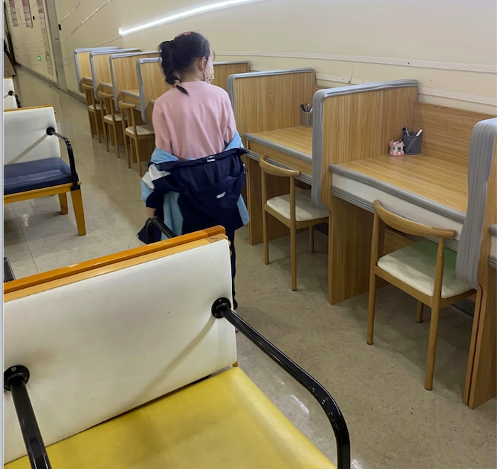 Bệnh viện nhi xuất hiện "khu làm bài tập": Giải pháp thiết thực hay sự khắc nghiệt hóa giáo dục?- Ảnh 1. Bệnh viện nhi xuất hiện "khu làm bài tập": Giải pháp thiết thực hay sự khắc nghiệt hóa giáo dục?- Ảnh 1.