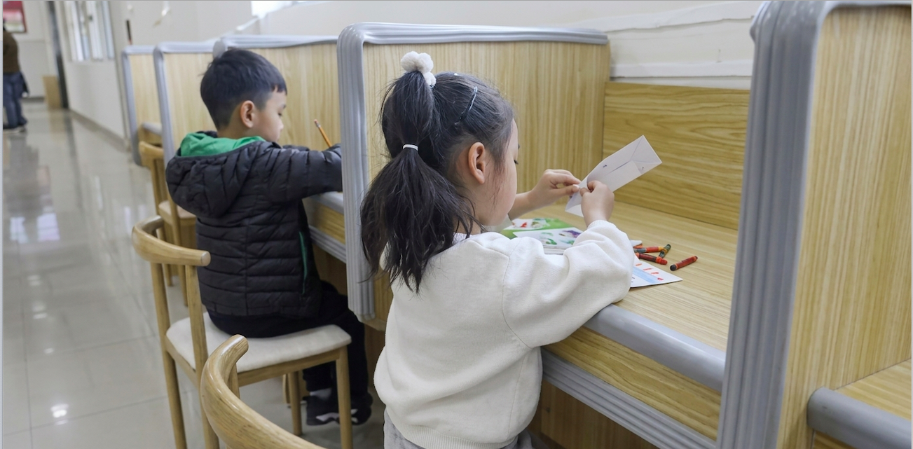 Bệnh viện nhi xuất hiện "khu làm bài tập": Giải pháp thiết thực hay sự khắc nghiệt hóa giáo dục?- Ảnh 2. Bệnh viện nhi xuất hiện "khu làm bài tập": Giải pháp thiết thực hay sự khắc nghiệt hóa giáo dục?- Ảnh 2.