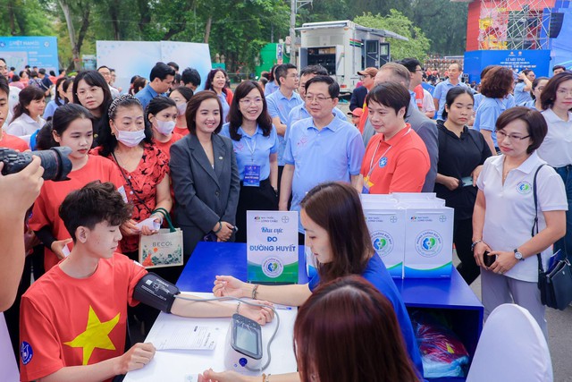 Long Ch&acirc;u, Bayer v&agrave; OMRON hợp lực triển khai tầm so&aacute;t rung nhĩ, ph&ograve;ng đột quỵ tr&ecirc;n diện rộng- Ảnh 1.