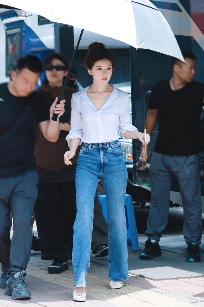 Triệu Lộ Tư kh&ocirc;ng cao nhưng mặc g&igrave; cũng đẹp, đến &aacute;o sơ mi basic cũng "ch&aacute;y h&agrave;ng" theo c&ocirc;- Ảnh 4.