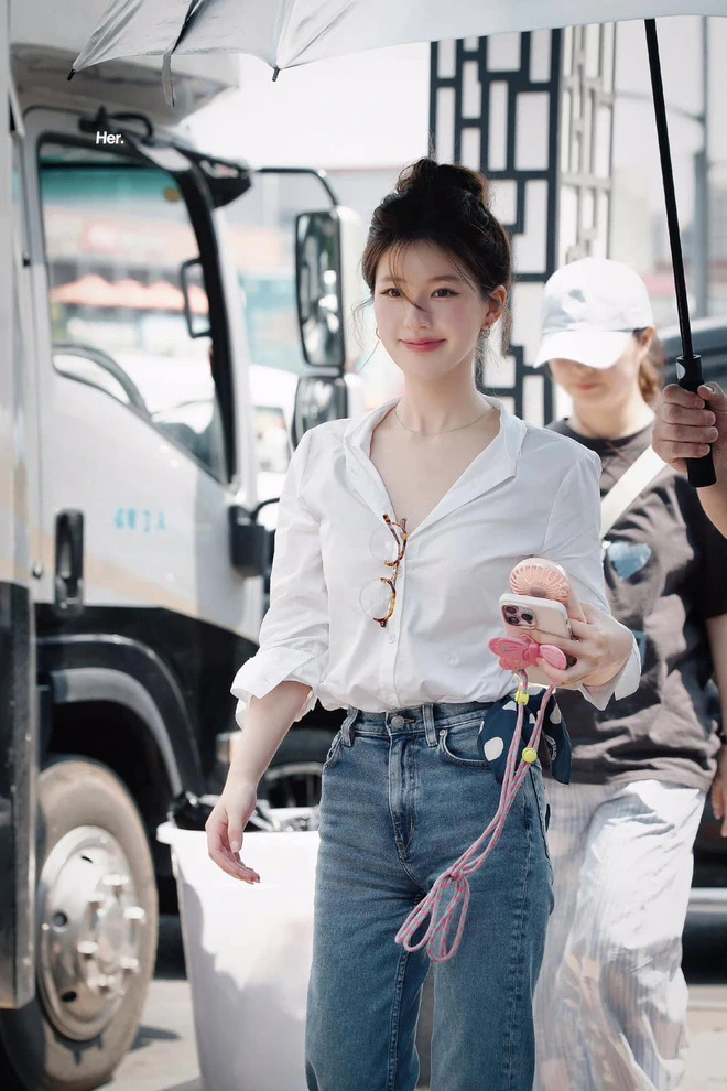 Triệu Lộ Tư kh&ocirc;ng cao nhưng mặc g&igrave; cũng đẹp, đến &aacute;o sơ mi basic cũng "ch&aacute;y h&agrave;ng" theo c&ocirc;- Ảnh 3.