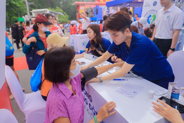 Long Ch&acirc;u, Bayer v&agrave; OMRON hợp lực triển khai tầm so&aacute;t rung nhĩ, ph&ograve;ng đột quỵ tr&ecirc;n diện rộng- Ảnh 3.