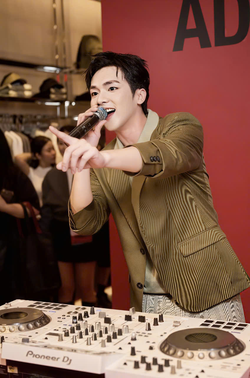 Vương B&igrave;nh &ldquo;khuấy động&rdquo; sự kiện HUGO, ch&iacute;nh thức mở m&agrave;n chiến dịch &ldquo;Red Means GO&rdquo; tại Việt Nam - Ảnh 3.