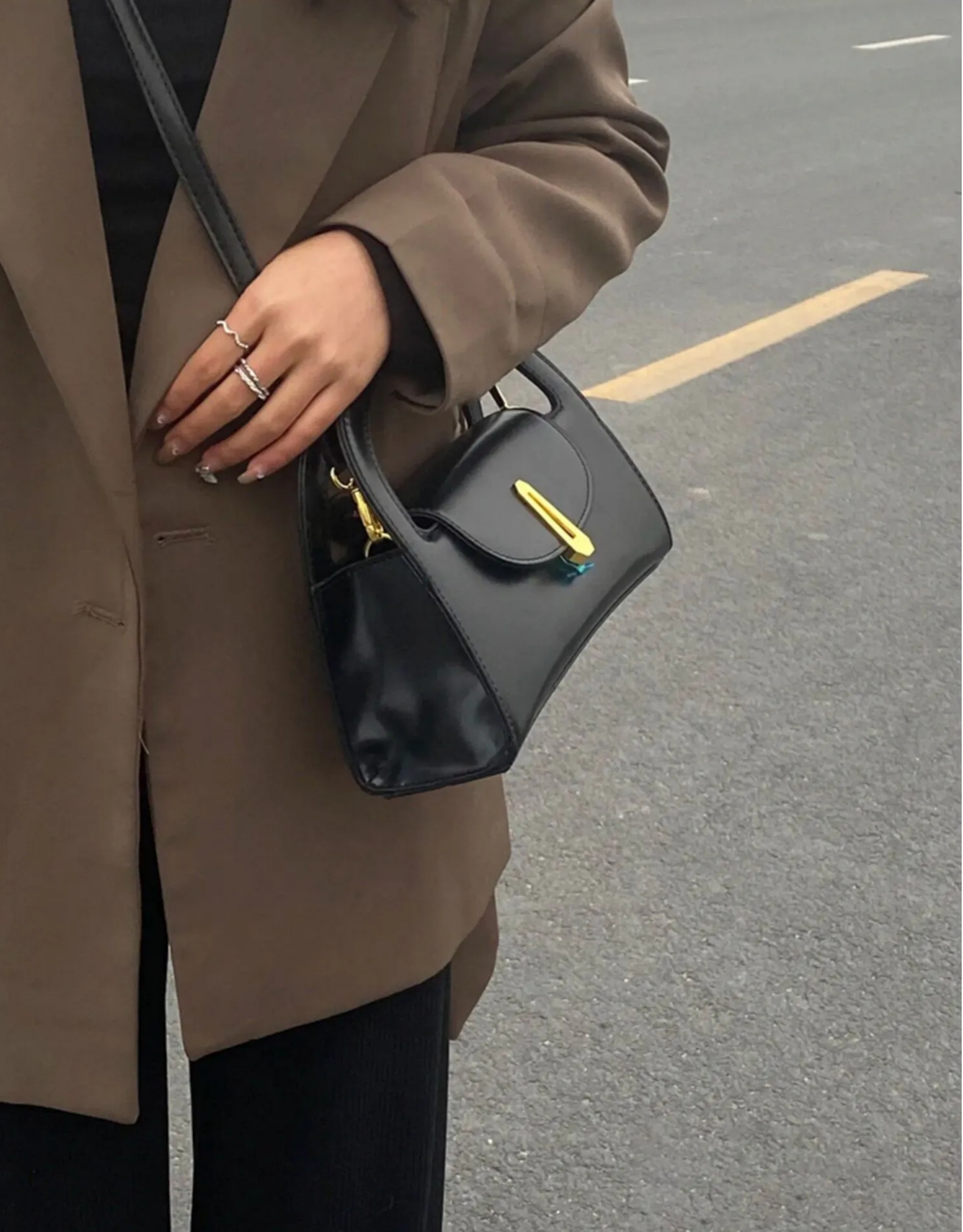 Qu&ecirc;n t&uacute;i hiệu ch&oacute;i lọi đi, 2026 l&agrave; năm của những chiếc t&uacute;i đen "giấu t&ecirc;n" nhưng nh&igrave;n l&agrave; biết người c&oacute; gu!- Ảnh 20.