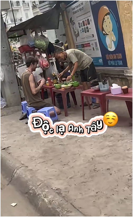 Kh&aacute;ch T&acirc;y vừa quỳ vừa ăn ở qu&aacute;n vỉa h&egrave; TP.HCM: "Chắc c&ocirc; b&aacute;n b&uacute;n cũng ngỡ ng&agrave;ng với ảnh"- Ảnh 1.