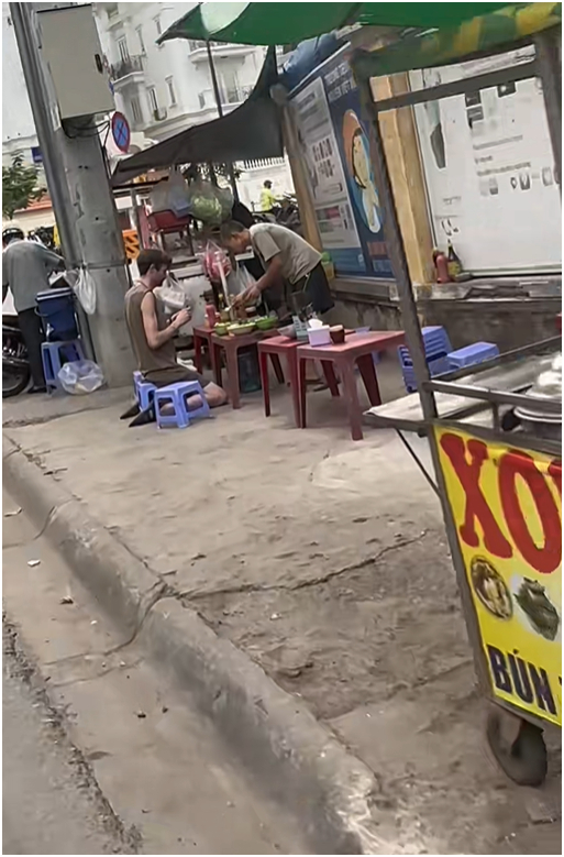 Kh&aacute;ch T&acirc;y vừa quỳ vừa ăn ở qu&aacute;n vỉa h&egrave; TP.HCM: "Chắc c&ocirc; b&aacute;n b&uacute;n cũng ngỡ ng&agrave;ng với ảnh"- Ảnh 2.