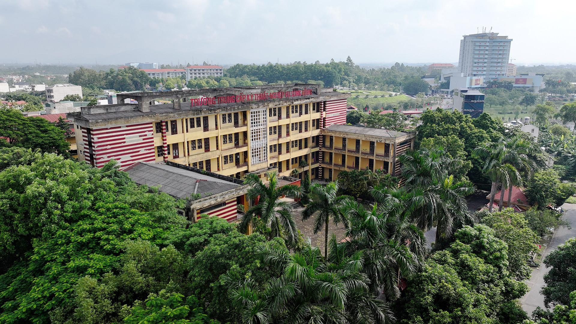 Ng&ocirc;i trường trung cấp từng đ&agrave;o tạo 5.000 học sinh mỗi năm, 10 năm kh&ocirc;ng khai giảng, gi&aacute;o vi&ecirc;n phải đi phụ hồ mưu sinh- Ảnh 1.