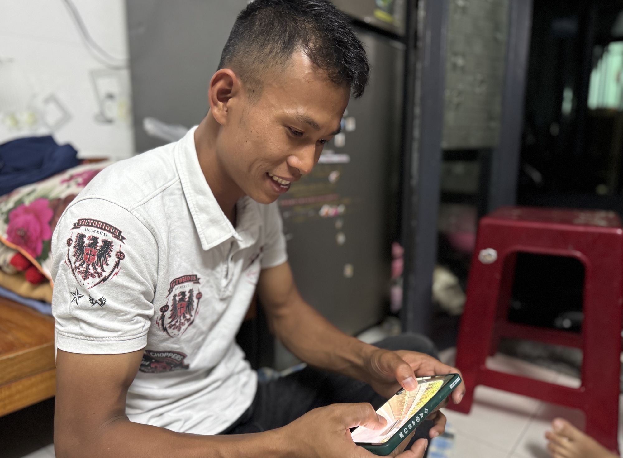 CLIP: Tài xế kể lại khoảnh khắc dừng xe trên Quốc lộ 1, cứu bé gái sang đường một mình- Ảnh 2. CLIP: Tài xế kể lại khoảnh khắc dừng xe trên Quốc lộ 1, cứu bé gái sang đường một mình- Ảnh 2.