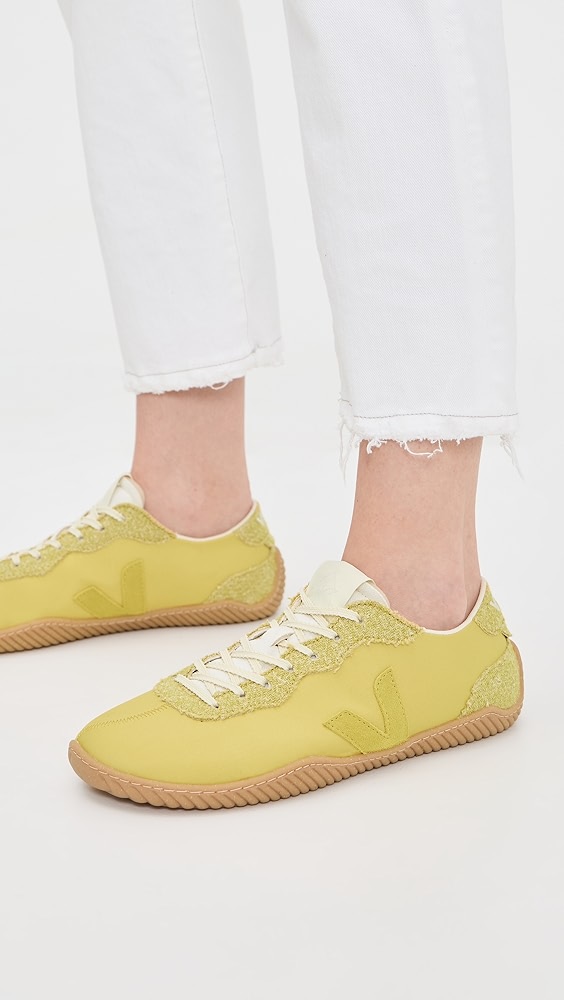 Kh&ocirc;ng phải sneaker trắng, gi&agrave;y v&agrave;ng vintage v&agrave; đế độn mới l&agrave; "ch&acirc;n &aacute;i" gi&uacute;p hội chị em hack d&aacute;ng năm nay- Ảnh 2.