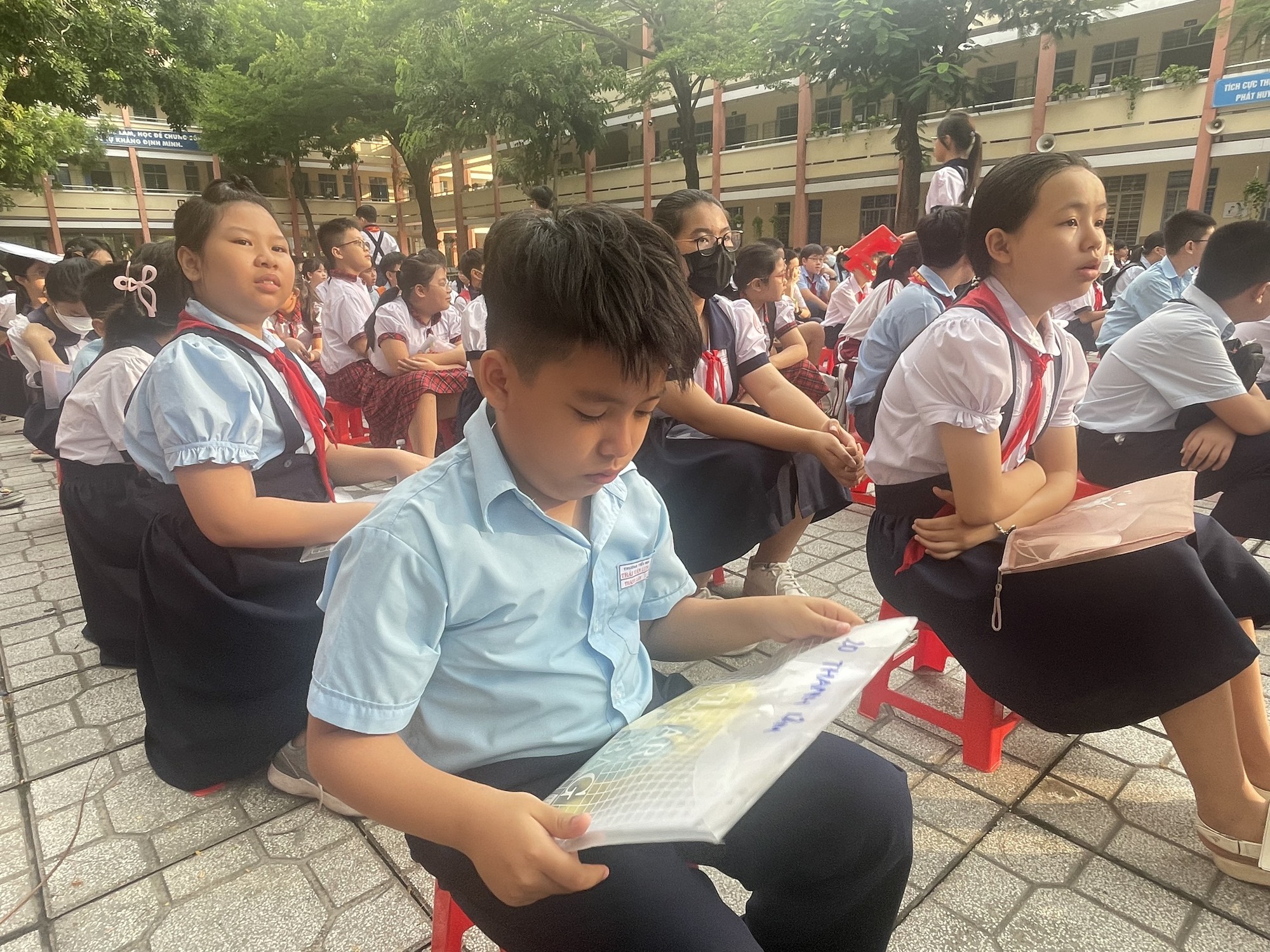 Nắng n&oacute;ng gay gắt, k&eacute;o d&agrave;i: Sở GD-ĐT TPHCM đề nghị trường học chủ động điều chỉnh thời kh&oacute;a biểu- Ảnh 1.