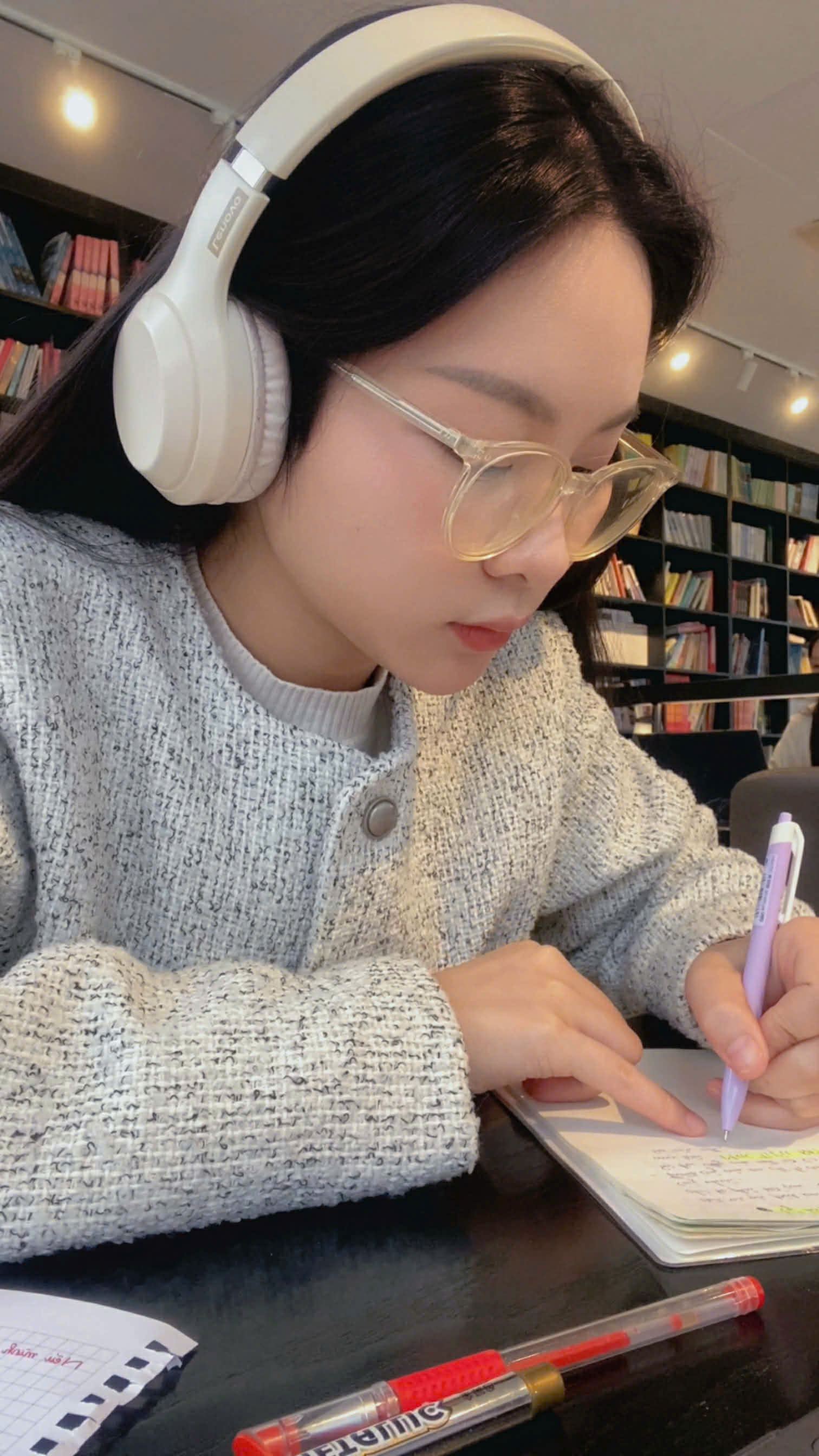 Sinh vi&ecirc;n rủ nhau ra qu&aacute;n c&agrave; ph&ecirc; học b&agrave;i: "Nếu ngồi ở nh&agrave; th&igrave; rất dễ tr&igrave; ho&atilde;n, c&ograve;n ra ngo&agrave;i th&igrave; buộc phải l&agrave;m xong"- Ảnh 3.