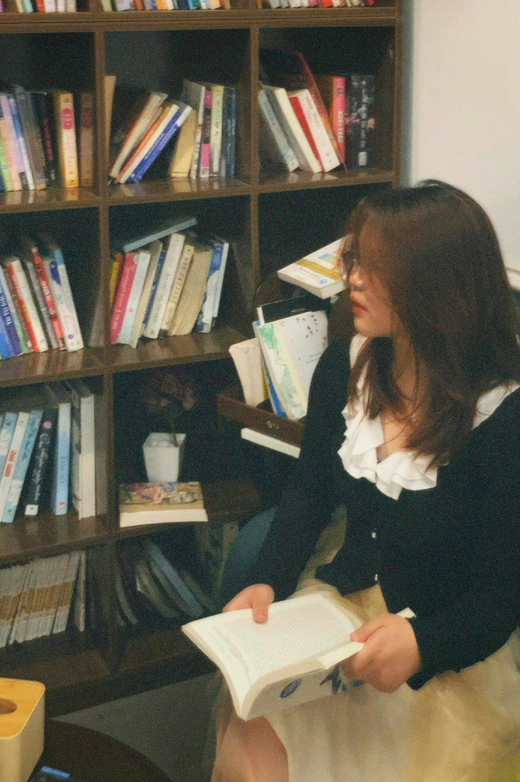 Sinh vi&ecirc;n rủ nhau ra qu&aacute;n c&agrave; ph&ecirc; học b&agrave;i: "Nếu ngồi ở nh&agrave; th&igrave; rất dễ tr&igrave; ho&atilde;n, c&ograve;n ra ngo&agrave;i th&igrave; buộc phải l&agrave;m xong"- Ảnh 1.