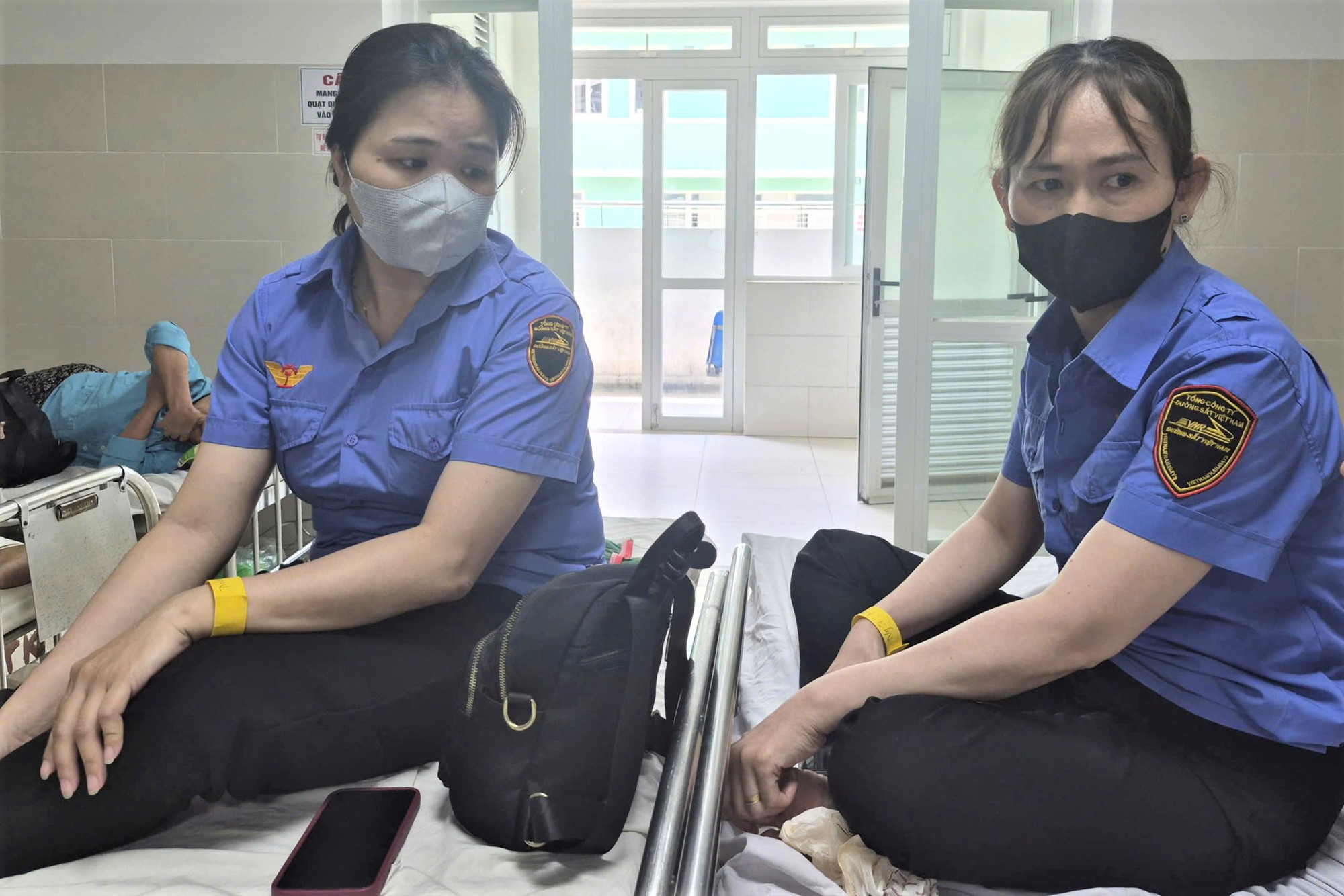 Hai nữ nh&acirc;n vi&ecirc;n g&aacute;c chắn t&agrave;u bị h&agrave;nh hung: "Ch&uacute;ng t&ocirc;i bị đ&aacute;nh đến cho&aacute;ng v&aacute;ng, chỉ biết n&eacute; tr&aacute;nh trong hoảng loạn"- Ảnh 1.