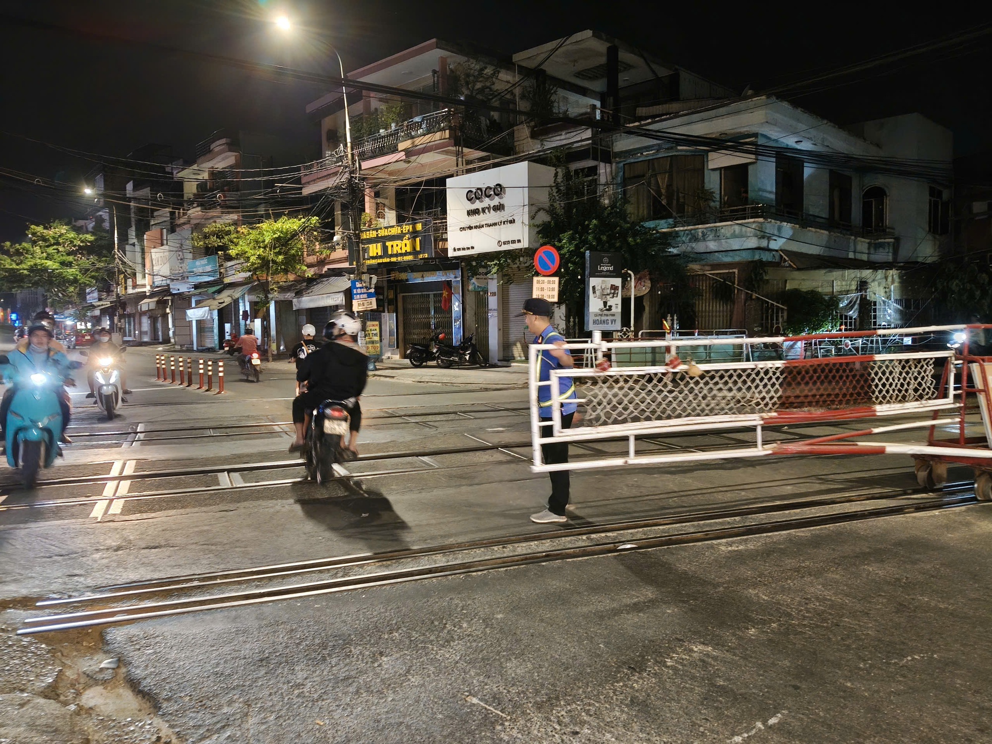 Hai nữ nh&acirc;n vi&ecirc;n g&aacute;c chắn t&agrave;u bị h&agrave;nh hung: "Ch&uacute;ng t&ocirc;i bị đ&aacute;nh đến cho&aacute;ng v&aacute;ng, chỉ biết n&eacute; tr&aacute;nh trong hoảng loạn"- Ảnh 3.