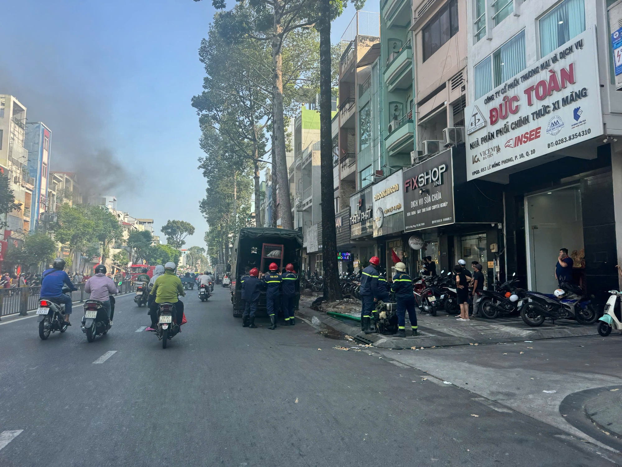 Cháy nhà 4 tầng ở đường Lê Hồng Phong , TPHCM gây hoang mang Ngày 7 - 4 - 2026 - Ảnh 3. Cháy nhà 4 tầng ở đường Lê Hồng Phong , TPHCM gây hoang mang Ngày 7 - 4 - 2026 - Ảnh 3.