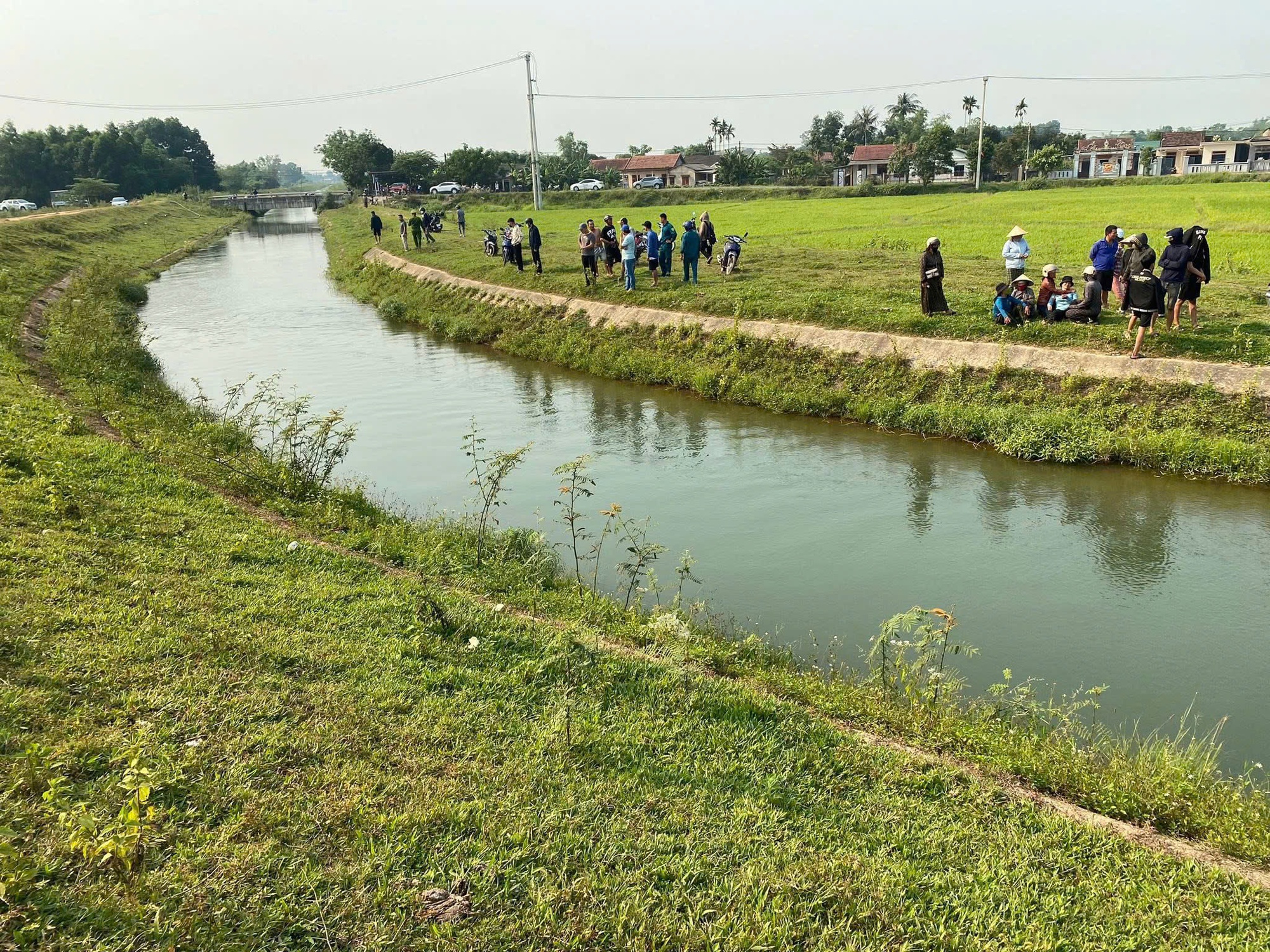 Xuống k&ecirc;nh thuỷ lợi để tắm, nam sinh lớp 8 đuối nước tử vong- Ảnh 1.