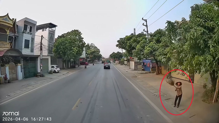 C&ocirc; g&aacute;i kể ph&uacute;t hoảng loạn khi bị xe tải k&eacute;o l&ecirc; cả trăm m&eacute;t tr&ecirc;n quốc lộ- Ảnh 3.
