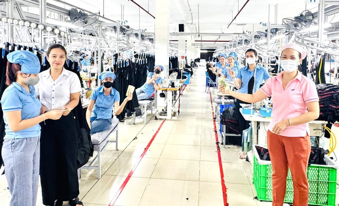 Một c&ocirc;ng ty ở Đ&agrave; Nẵng chi hơn 2 tỉ đồng hỗ trợ tiền xăng cho c&ocirc;ng nh&acirc;n- Ảnh 1.