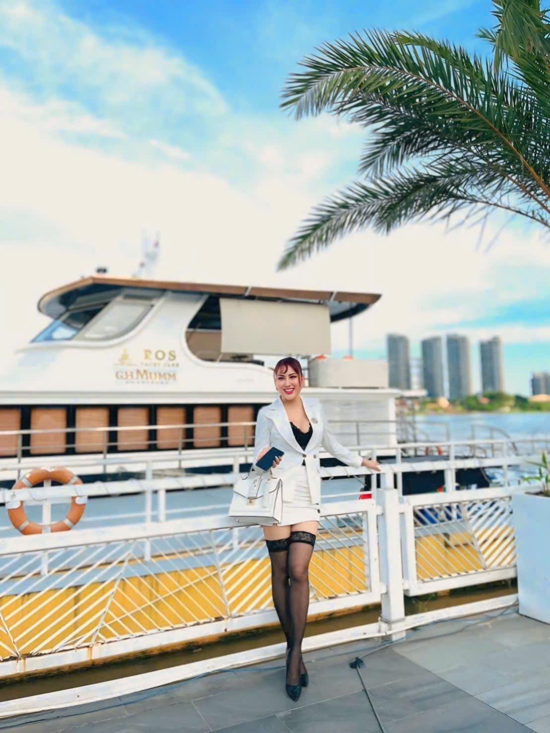 Mẹ đơn th&acirc;n l&agrave; nghệ sĩ, Ph&oacute; viện trưởng được đại gia y&ecirc;u say đắm: "Phụ nữ kh&ocirc;ng cần qu&aacute; cầu kỳ"- Ảnh 1.