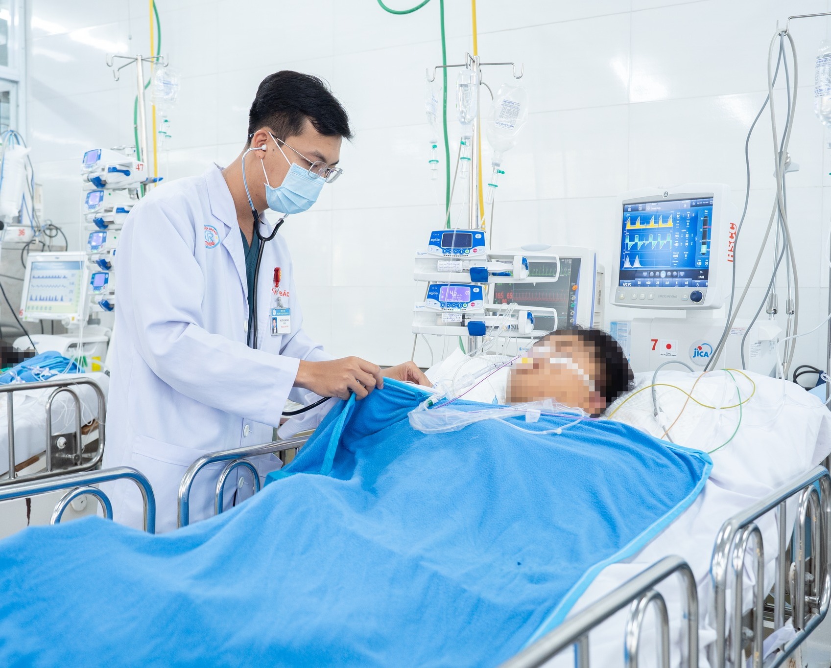 B&aacute;c sĩ xuy&ecirc;n đ&ecirc;m cấp cứu nạn nh&acirc;n vụ tai nạn xe kh&aacute;ch lao xuống vực - Ảnh 1.