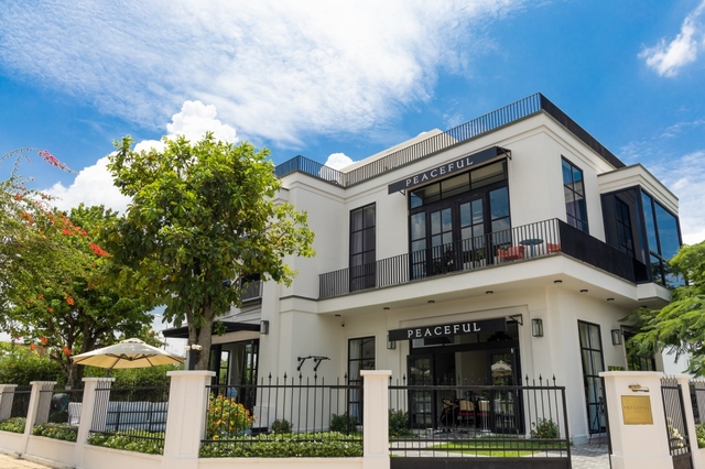 Ch&acirc;n dung chủ tịch thương hiệu mỳ bị đồn hẹn h&ograve; Ngọc Trinh, Tiểu Vy- Ảnh 3.