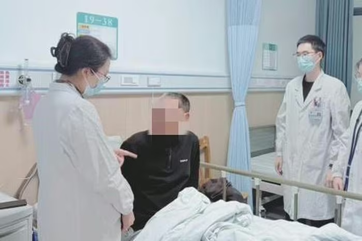 Ăn hải sản kiểu "lạ đời", người đ&agrave;n &ocirc;ng su&yacute;t chết v&igrave; điều n&agrave;y - Ảnh 1.