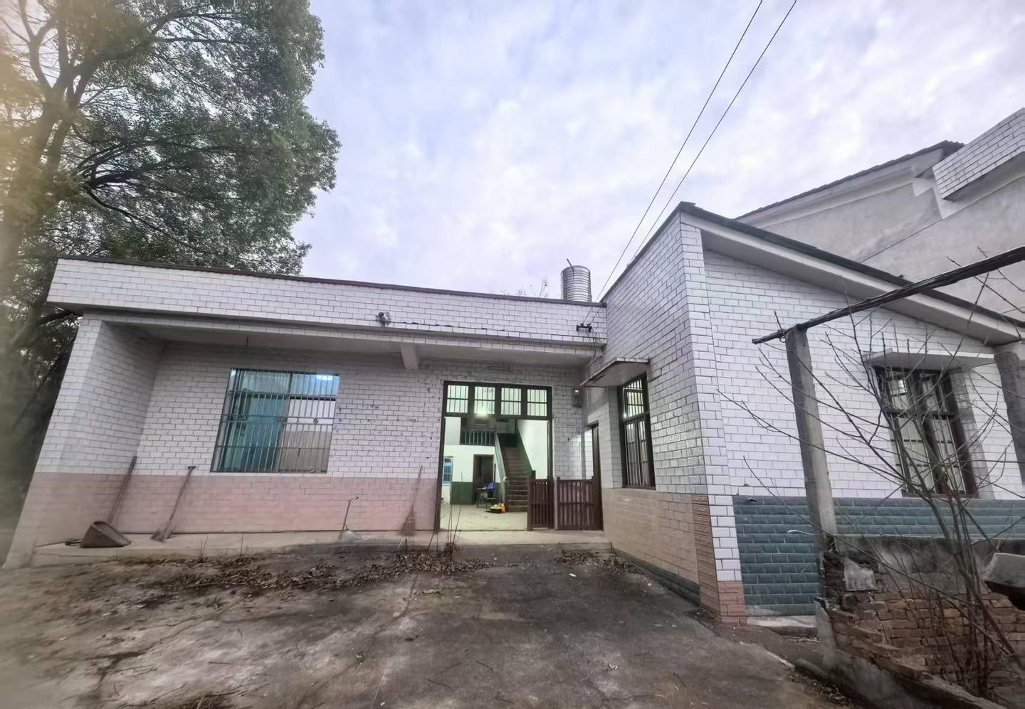 Về qu&ecirc; dịp Thanh Minh, nh&igrave;n căn nh&agrave; cũ của bố mẹ, t&ocirc;i nhận ra: C&oacute; những thứ kh&ocirc;ng cần mua mới vẫn đủ đầy- Ảnh 1.