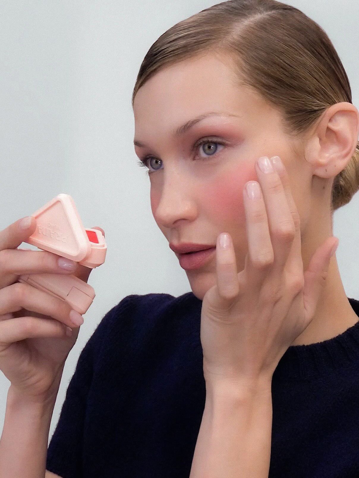 Prada Touch đang si&ecirc;u viral: Qu&aacute; nhiều thứ hay ho trong một hộp phấn m&aacute; b&eacute; nhỏ- Ảnh 2.