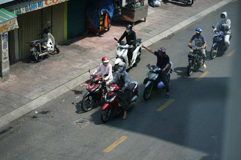 To&agrave;n cảnh TP.HCM trong đợt nắng n&oacute;ng đỉnh điểm: T&agrave;i xế c&ocirc;ng nghệ kể chuyện &ldquo;r&aacute;t mặt như bị tạt muối&rdquo;- Ảnh 9.