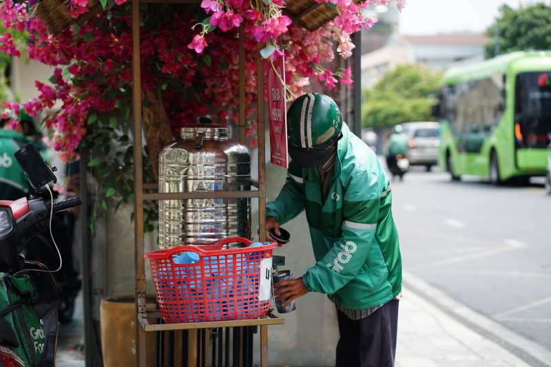 To&agrave;n cảnh TP.HCM trong đợt nắng n&oacute;ng đỉnh điểm: T&agrave;i xế c&ocirc;ng nghệ kể chuyện &ldquo;r&aacute;t mặt như bị tạt muối&rdquo;- Ảnh 18.